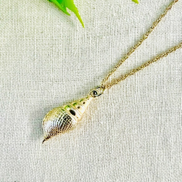 Shell Gold Tone Necklace - Picture 1 of 4